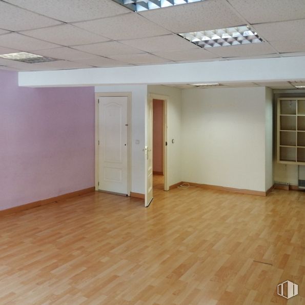 Office for rent at Zona Pradillo, Móstoles, Madrid, 28931 with door, lighting, fixture, wood, hall, flooring, material property, hardwood, ceiling and varnish around