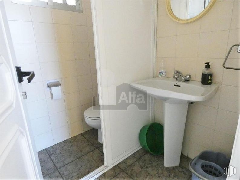 Nave en venta en Calle Platino, Colmenar Viejo, Madrid, 28770 con fregadero, espejo, propiedad, lavabo, accesorio de plomería, grifo, púrpura, baño, interiorismo y piso alrededor