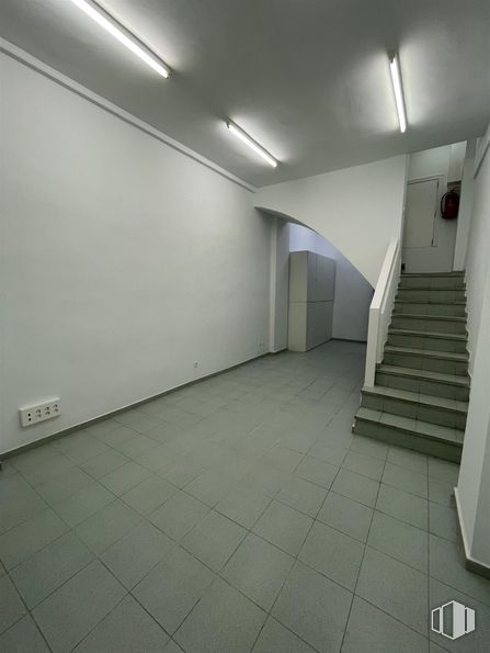 Retail for rent at Barrio del Pilar, Fuencarral - El Pardo, Madrid, 28029 with lighting, light fixture, door, fixture, floor, flooring, hall, stairs, ceiling and composite material around