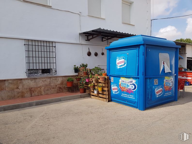 Retail for sale at Calle Real, 236, Corral de Almaguer, Toledo, 45880 with window, waste containment, waste container, plant, cloud, asphalt, gas, road surface, wheel and motor vehicle around