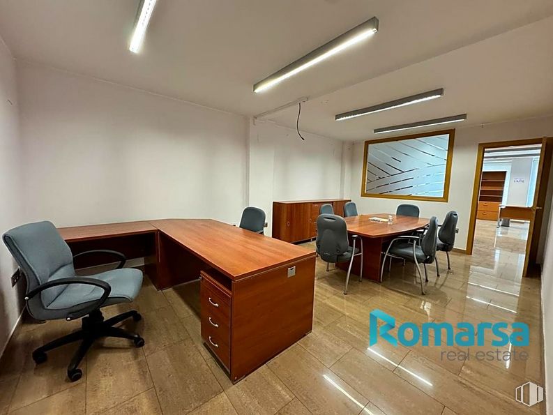 Retail for rent at Paseo San Roque, Ávila, 05003 with chair, lighting, light fixture, desk, table, furniture, office chair, flooring, wood and floor around