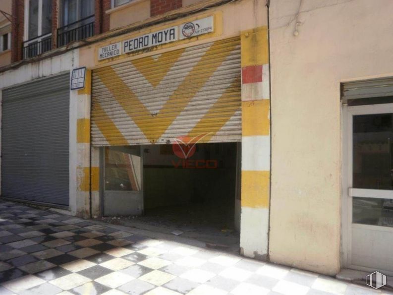 Retail for sale at Zona centro, Cuenca, 16001 with door, fixture, building, window, road surface, composite material, facade, brick, wood and concrete around