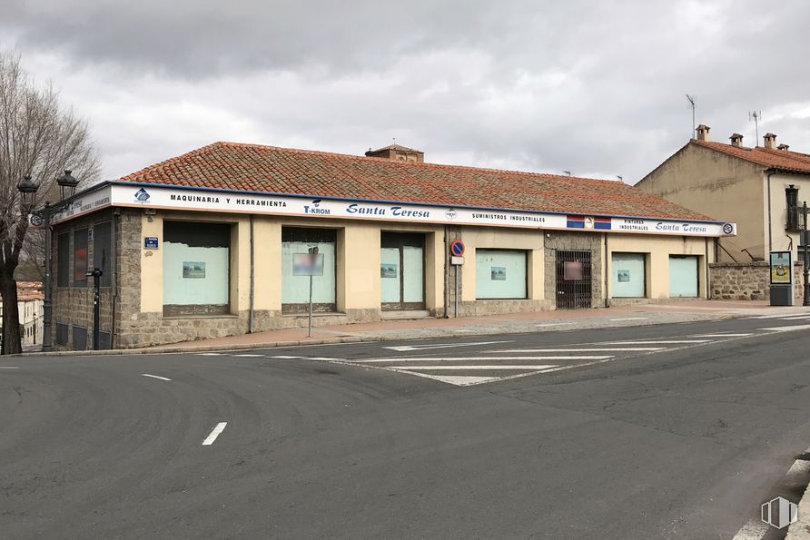 Retail for sale at Local en Ávila, Ávila, 05001 with house, window, sky, cloud, building, fixture, asphalt, road surface, tree and wood around