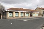 Retail for sale at Local en Ávila, Ávila, 05001 with house, window, sky, cloud, building, fixture, asphalt, road surface, tree and wood around