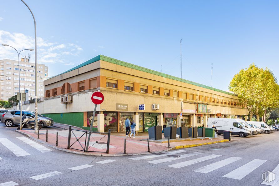 Local en alquiler y venta en Parque Granada, Fuenlabrada, Madrid, 28943 con coche, edificio, camioneta, cielo, rueda, luz de la calle, nube, neumático, ventana y vehículo alrededor