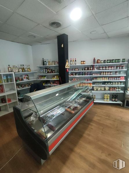 Local en alquiler en Calle Esteban Collantes, Ciudad Lineal, Madrid, 28017 con mueble, estantería, estante, venta al por menor, vitrina, tienda, comida, tienda de comestibles y supermercado alrededor