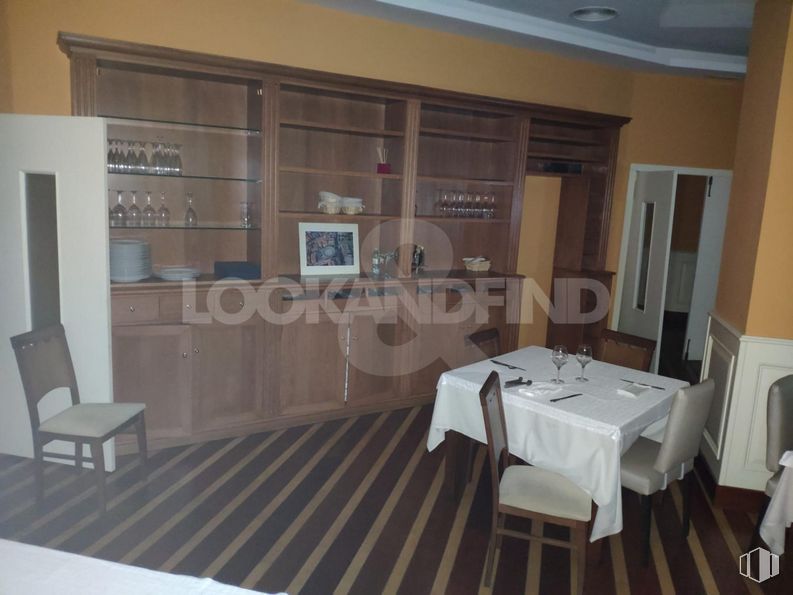 Retail for sale at Avenida Europa, Toledo, 45003 with chair, table, furniture, wood, floor, flooring, building, real estate, decoration and tablecloth around