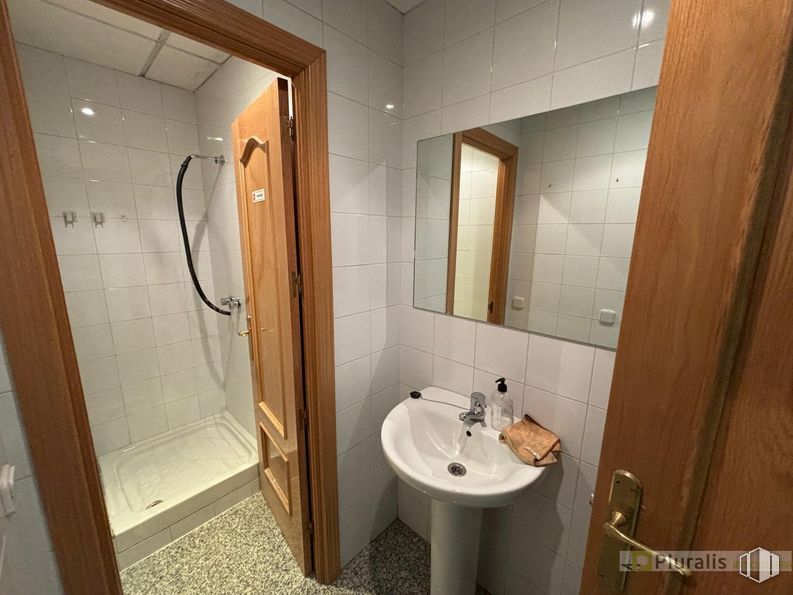 Local en alquiler en Zona Norte, Getafe, Madrid, 28903 con fregadero, ducha, espejo, grifo, accesorios de fontanería, edificio, lavabo, cuarto de baño, madera y accesorio alrededor