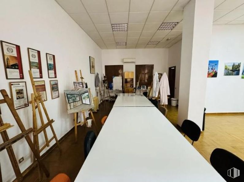 Retail for sale at Plaza Zocodover, Toledo, 45001 with painting, table top, picture frame, property, table, building, interior design, architecture, flooring and floor around