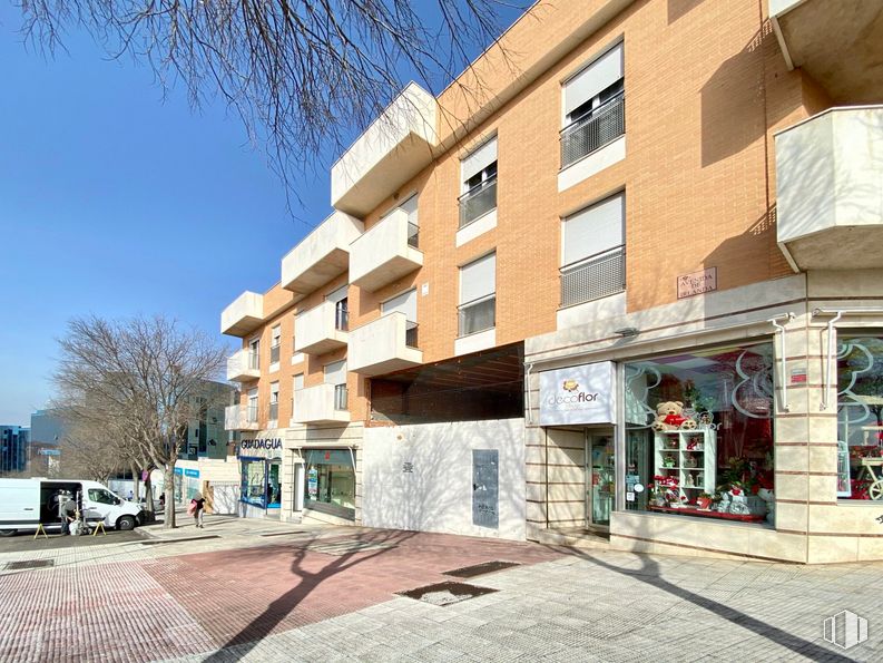 Retail for sale & for rent at Avenida Irlanda, Toledo, 45005 with window, building, sky, daytime, property, tree, architecture, urban design, neighbourhood and condominium around