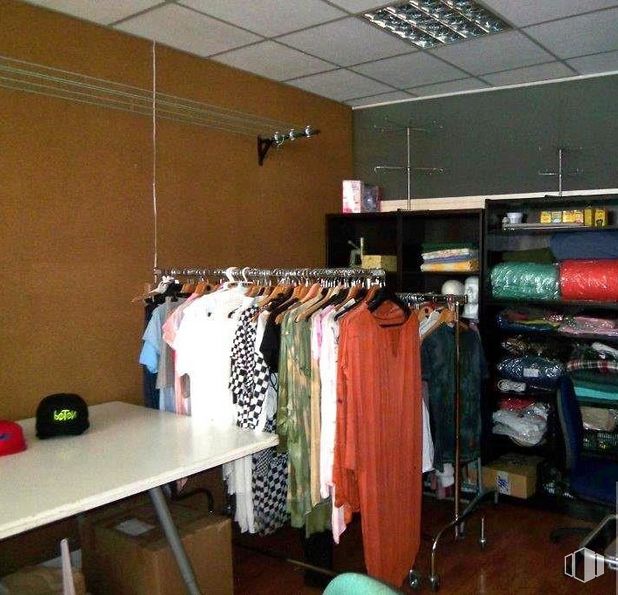 Oficina en venta en Zona estación, Pozuelo de Alarcón, Madrid, 28224 con ropa, escritorio, edificio, percha, interiorismo, estante, mesa, camiseta, estantería y venta al por menor alrededor