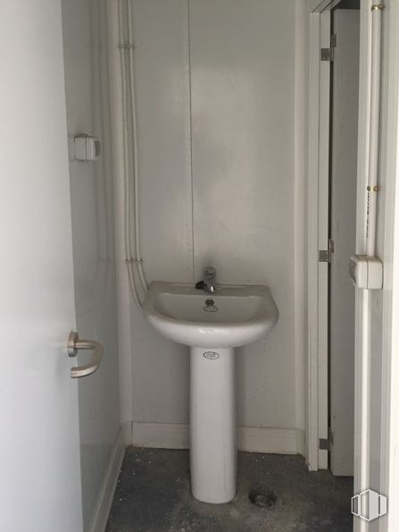 Industrial for sale & for rent at Avenida Palmeras, 16 D7, Ciempozuelos, Madrid, 28350 with sink, bathroom sink, tap, plumbing fixture, fixture, bathroom, purple, fluid, floor and plumbing around