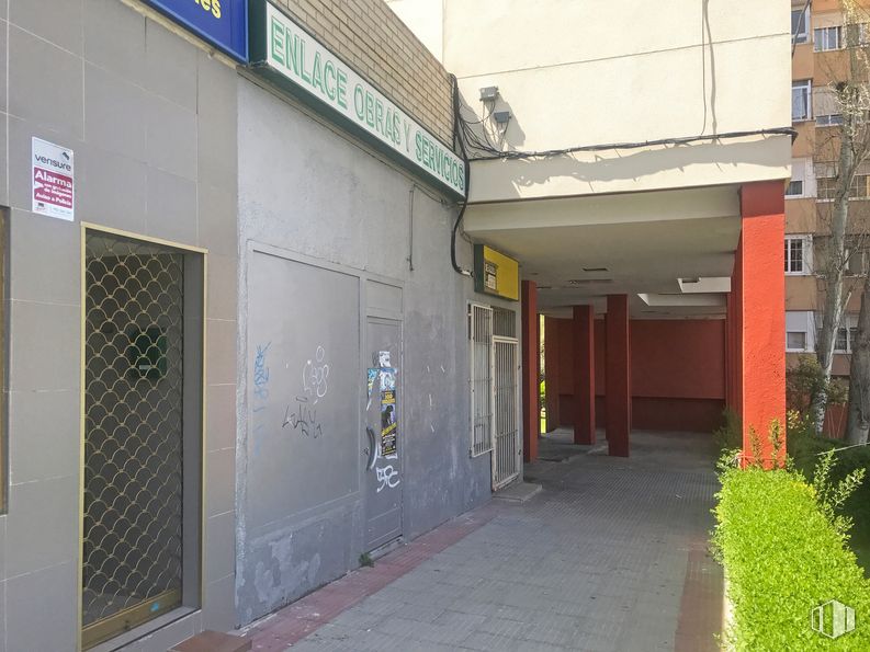 Retail for sale at Calle Uruguay, 23, Coslada, Madrid, 28820 with building, plant, fixture, architecture, wall, road surface, facade, city, sidewalk and urban design around