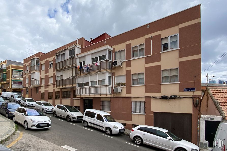 Local en venta en Calle Isla de Rodas, Fuencarral - El Pardo, Madrid, 28034 con coche, ventana, edificio, neumático, rueda, cielo, vehículo terrestre, vehículo, nube y diseño urbano alrededor