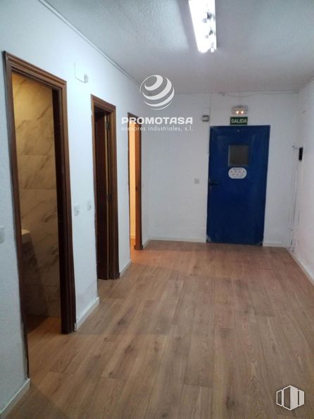 Nave en alquiler en Zona Rivas-Vaciamadrid, Rivas-Vaciamadrid, Madrid, 28529 con puerta, lámpara, accesorio, interiorismo, madera, suelo, suelos, hall, casa y edificio alrededor