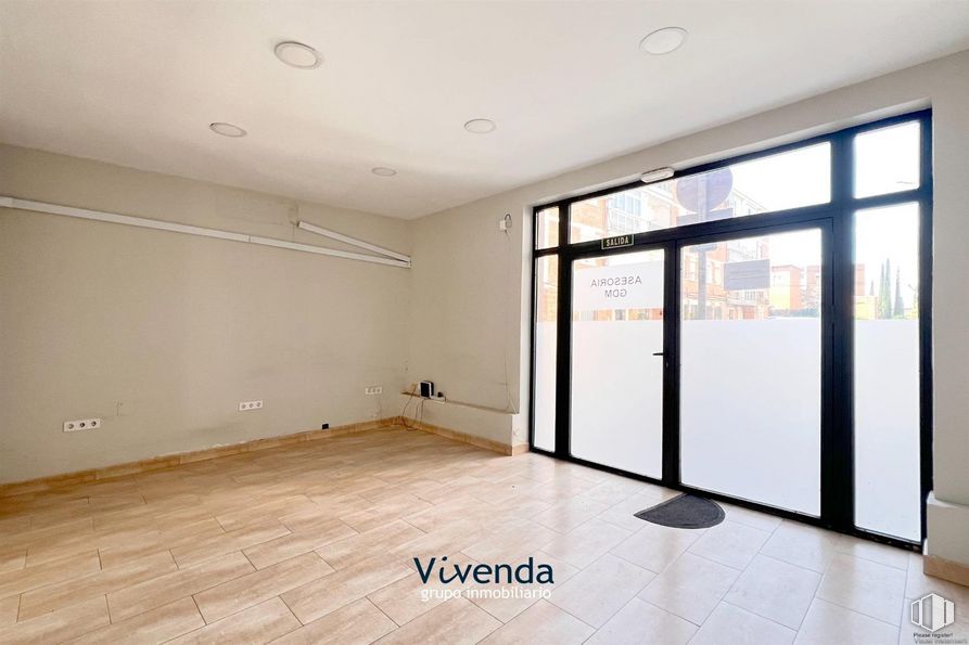 Local en venta en Calle Las Palmas, Móstoles, Madrid, 28937 con puerta, propiedad, accesorio, hall, madera, edificio, ventana, suelos, suelo y pared alrededor