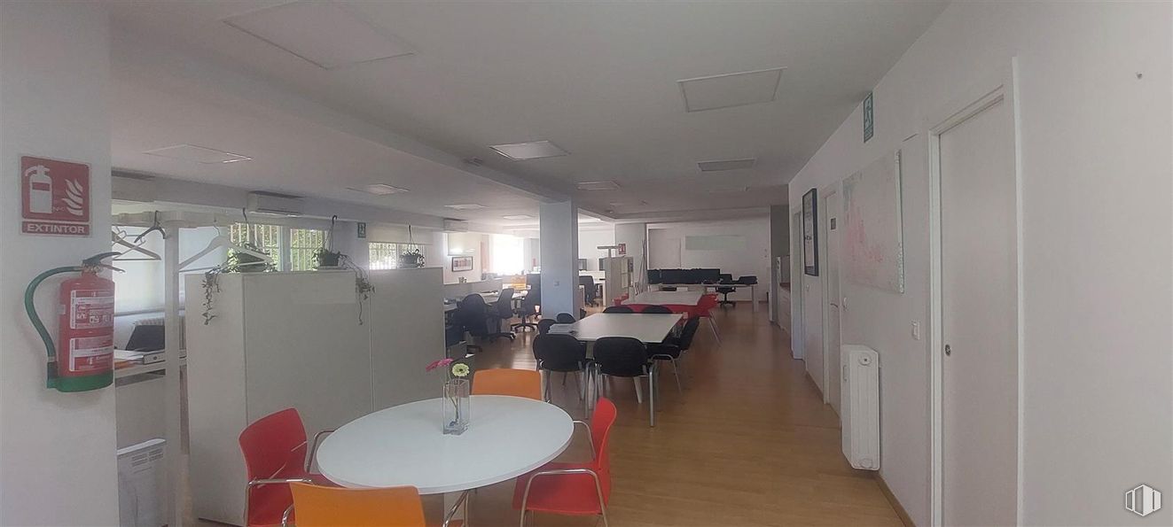 Oficina en alquiler en Calle Pirineos, Moncloa - Aravaca, Madrid, 28040 con silla, mesa, mesa de cocina y comedor, interiorismo, suelos, suelo, accesorio, hall, techo y edificio alrededor