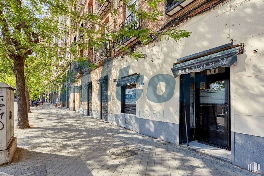 Local en venta en Paseo Yeserías, Arganzuela, Madrid, 28005 con puerta, ventana, superficie de carretera, árbol, edificio, diseño urbano, barrio, sombra, área residencial y ciudad alrededor