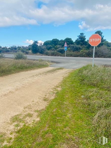 Land for sale at Carretera N-403, San Martín de Valdeiglesias, Madrid, 28680 with traffic sign, sky, cloud, plant, natural landscape, tree, land lot, road surface, asphalt and grass around