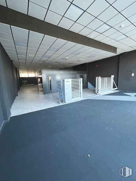 Industrial for rent at Calle Plasencia, Móstoles, Madrid, 28935 with floor, flooring, ceiling, composite material, grey, metal, silver, design, tile and building material around