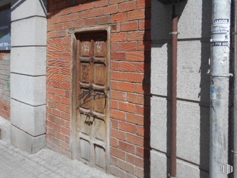 Retail for sale at Calle Vasco de Quiroga, Ávila, 05005 with door, building, brickwork, wood, fixture, brick, building material, composite material, home door and facade around