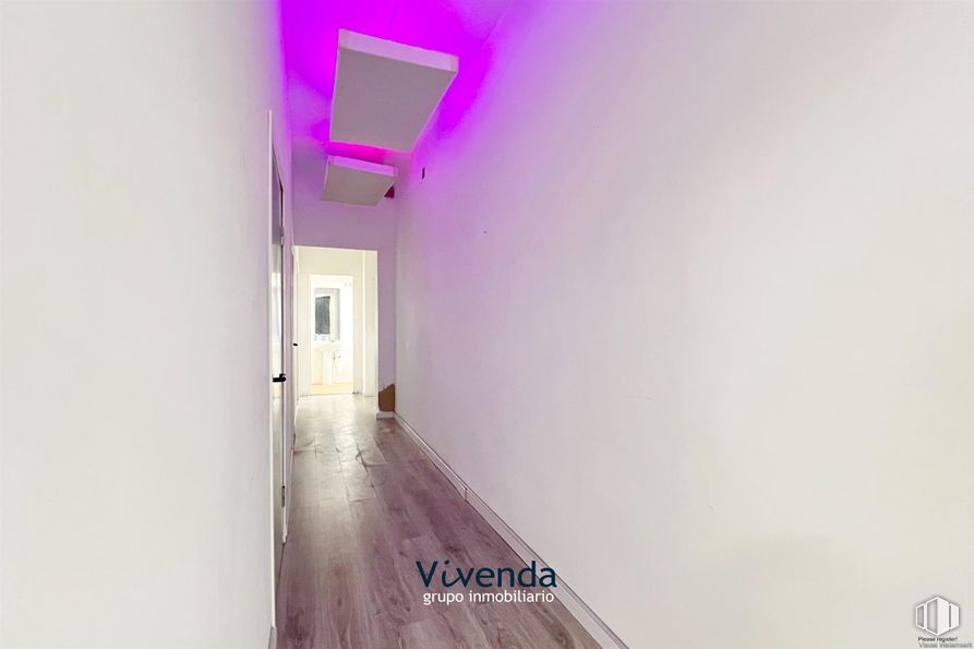 Local en alquiler y venta en Calle Soria, Móstoles, Madrid, 28934 con edificio, morado, violeta, pintura, casa, puerta, suelos, magenta, accesorio y madera alrededor