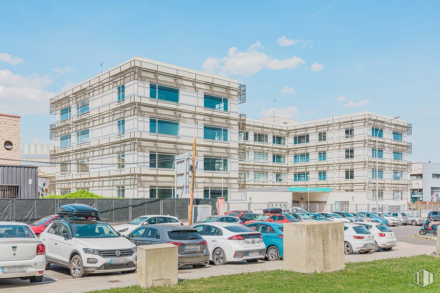 Oficina en venta en Avenida Industria, 44, Alcobendas, Madrid, 28108 con coche, edificio, cielo, nube, durante el día, rueda, vehículo, ventana, neumático y arquitectura alrededor