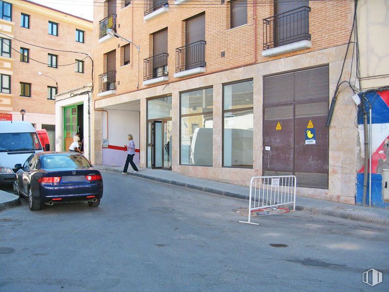 Retail for sale at Plaza Pilarejo, 6, Ocaña, Toledo, 45300 with car, person, window, building, automotive parking light, vehicle, automotive tail & brake light, vehicle registration plate, automotive lighting and infrastructure around