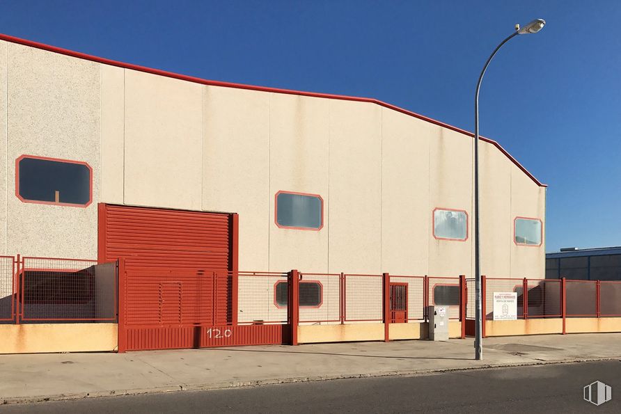 Industrial for sale at Polígono Torrehierro, Talavera de la Reina, Toledo, 45614 with building, sky, street light, tints and shades, facade, commercial building, asphalt, window, city and landscape around