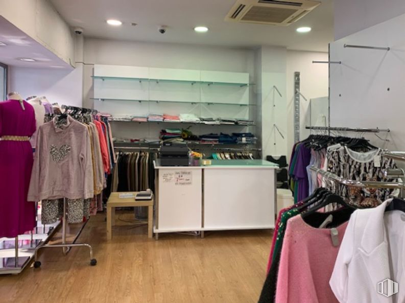 Local en alquiler y venta en Calle Marroquina, Moratalaz, Madrid, 28030 con ropa, vestir, estante, moda, interiorismo, percha, armario, suelo, diseño automovilístico y suelos alrededor