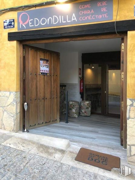 Retail for sale at Calle Redondilla, Torrelaguna, Madrid, 28180 with door, building, property, architecture, fixture, real estate, facade, road surface, wood and home door around