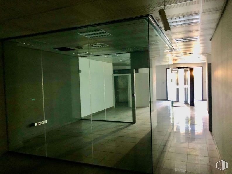 Retail for sale at Calle Cincel, 6, Rivas-Vaciamadrid, Madrid, 28529 with fixture, flooring, floor, material property, composite material, glass, ceiling, tile flooring, space and building around