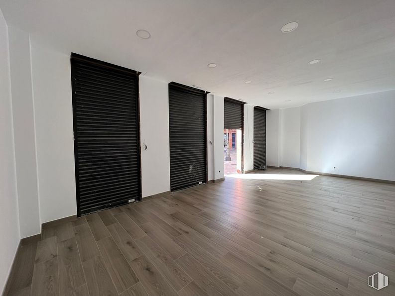 Retail for rent at Calle Plaza, Fuenlabrada, Madrid, 28944 with window blind, fixture, wood, building, interior design, floor, hall, flooring, wood stain and hardwood around