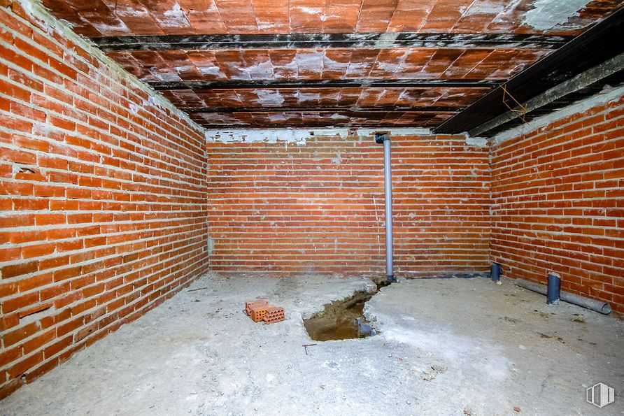 Retail for sale & for rent at Calle Santa Bárbara, Torrelaguna, Madrid, 28180 with building, wood, brick, brickwork, window, floor, flooring, building material, door and real estate around