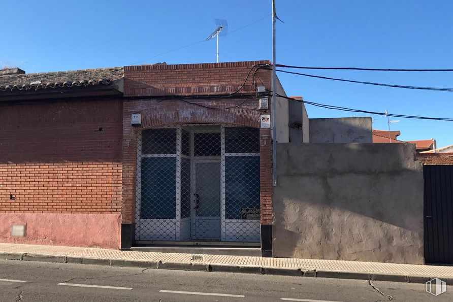 Retail for sale at Calle Hipolito Ezquerra, 31, Fuensalida, Toledo, 45510 with door, building, sky, wood, road surface, asphalt, brick, composite material, gas and facade around