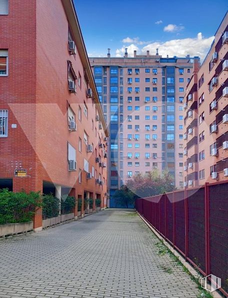 Local en venta en Calle Emiliano Barral, Ciudad Lineal, Madrid, 28043 con edificio, cielo, durante el día, nube, ventana, planta, infraestructura, superficie de la carretera, arquitectura y diseño urbano alrededor