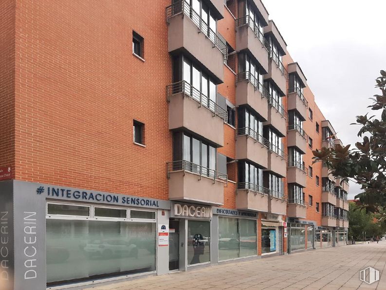 Retail for rent at Calle Alonso Zamora Vicente, San Sebastián de los Reyes, Madrid, 28700 with building, window, sky, urban design, tree, condominium, tower block, neighbourhood, commercial building and real estate around