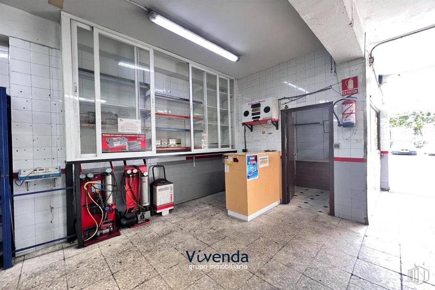 Local en venta en Zona Azorín, Móstoles, Madrid, 28935 con alumbrado, lámpara, puerta, ebanistería, suelos, accesorio, gas, planta de interior, edificio y ingeniería alrededor