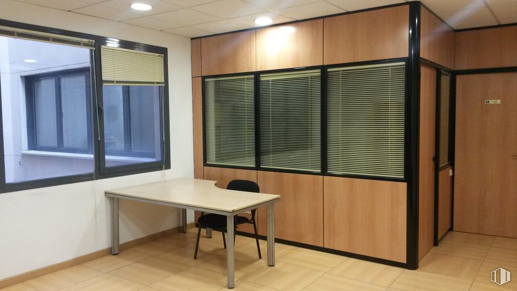 Oficina en alquiler y venta en Polígono industrial de Vallecas, Villa de Vallecas, Madrid, 28031 con mueble, propiedad, mesa, edificio, ventana, madera, diseño de interiores, piso, sombra y suelo alrededor