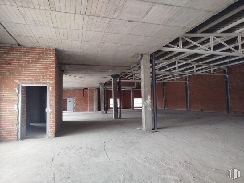 Local en alquiler en Ronda San Juan, Navalcarnero, Madrid, 28600 con puerta, edificio, madera, hall, suelo, suelos, material compuesto, accesorio, material de construcción y hormigón alrededor