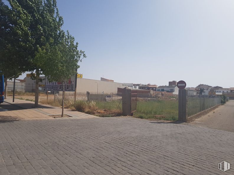 Land for sale at Avenida IV Centenario, 21, Quintanar de la Orden, Toledo, 45800 with sky, plant, building, road surface, asphalt, land lot, urban design, thoroughfare, shade and residential area around