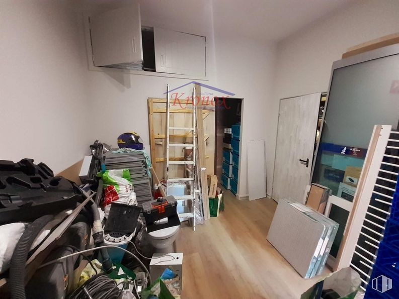 Local en venta en Calle Sierra Aitana, 5, Villa de Vallecas, Madrid, 28031 con mesa, edificio, estante, suelo, madera, estantería, suelos, escritorio, sofá y madera dura alrededor