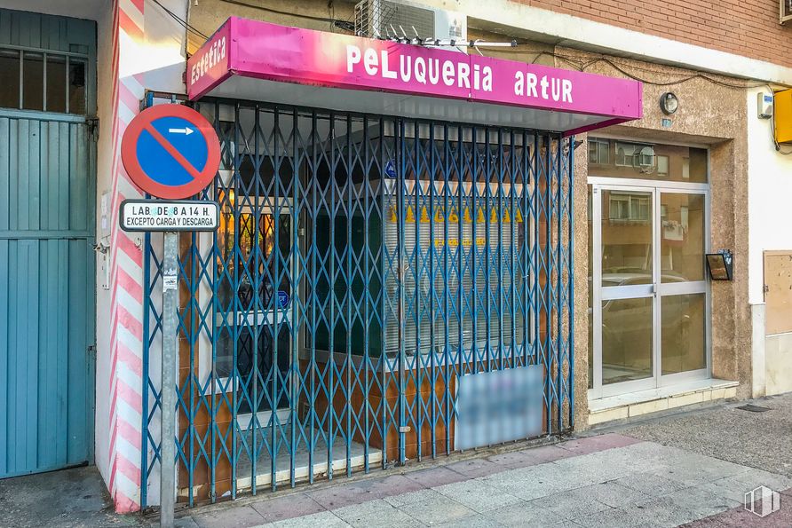 Retail for sale at Calle Puerto Bonaigua, 1, Torrejón de Ardoz, Madrid, 28850 with door, property, window, fixture, wood, building, architecture, neighbourhood, house and font around