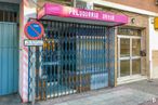 Retail for sale at Calle Puerto Bonaigua, 1, Torrejón de Ardoz, Madrid, 28850 with door, property, window, fixture, wood, building, architecture, neighbourhood, house and font around