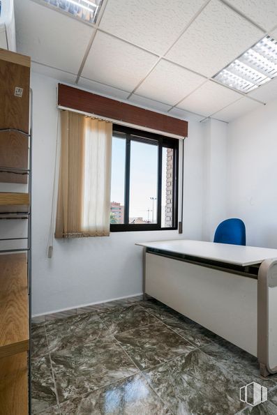 Oficina en alquiler en Calle Federica Montseny, 1, Parla, Madrid, 28980 con mesa, ventana, edificio, accesorio, madera, sombra, rectángulo, suelo, casa, cortina y madera dura alrededor