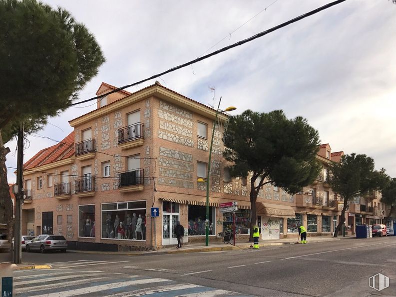 Retail for sale & for rent at Calle Real, 84, Yuncos, Toledo, 45210 with building, cloud, sky, street light, tree, road surface, window, urban design, neighbourhood and residential area around