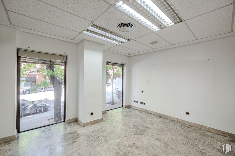 Local en venta en Ronda de Segovia, Arganzuela, Madrid, 28005 con lámpara, puerta, edificio, ventana, planta, accesorio, hall, suelos, suelo y madera alrededor