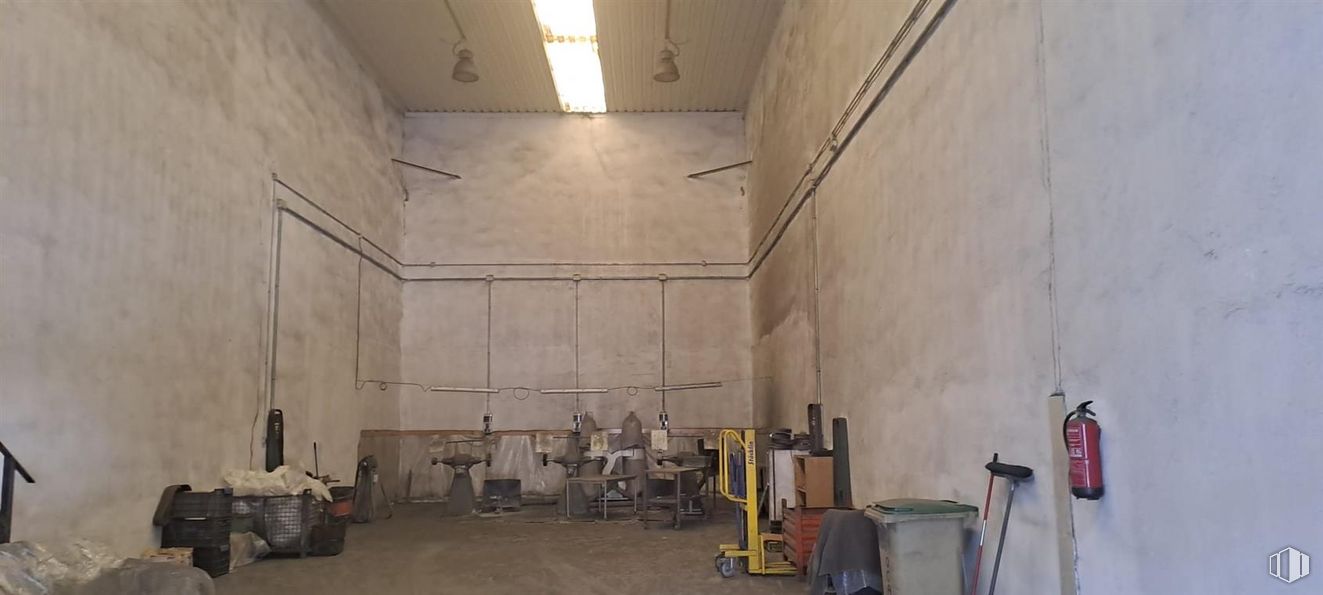 Industrial for sale at Zona Altos del Olivar - El Caracol, Valdemoro, Madrid, 28341 with building, floor, wood, fixture, flooring, gas, ceiling, fire extinguisher, concrete and engineering around