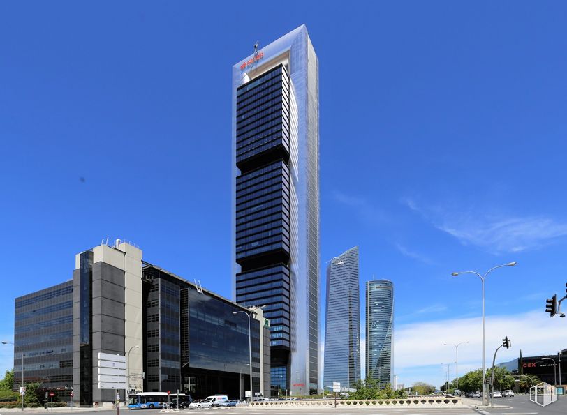 Oficina en alquiler en Torre Foster, Paseo Castellana, 259A, Fuencarral - El Pardo, Madrid, 28046 con edificio, luz de la calle, cielo, rascacielos, azul, bloque de pisos, nube, diseño urbano, condominio, fachada y paisaje urbano alrededor