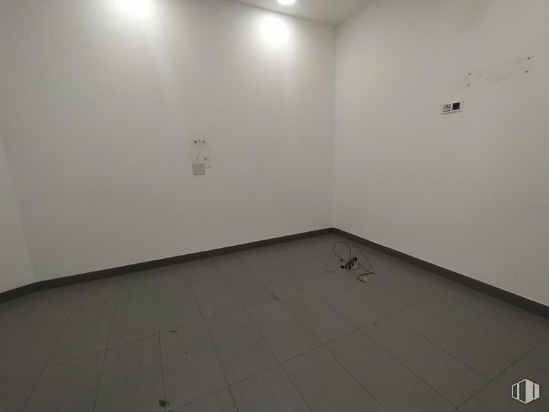 Retail for rent at Avenida Portugal, Ávila, 05001 with wood, floor, flooring, wall, hall, ceiling, art, space, composite material and concrete around